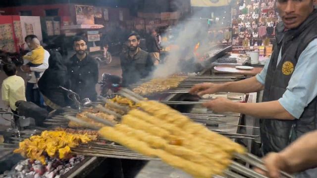 🇵🇰 Pakistani STREET FOOD At NIGHT In Karachi, Pakistan!