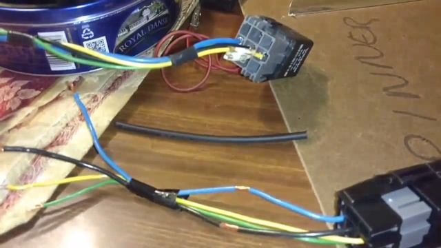 Fixing my phone...again, Queen Bee window switches, and more. - HOWR смотреть онлайн