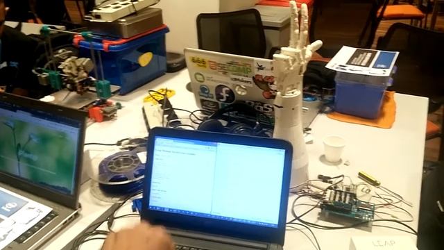 Robotic Arm controlled by Intel Edison смотреть онлайн