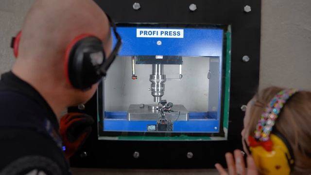 Crushing Hammers With 300 Ton Hydraulic Press | Caused Local Earthquake смотреть онлайн