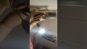 Простой подвесной потолок из пластиковых панелей с эффектом парящего потолка и теневыми зазорами