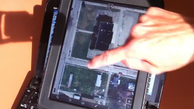 Laptop vs iPad 2 Tablet in Direct Sunlight - GIS with Freeance Mobile смотреть онлайн
