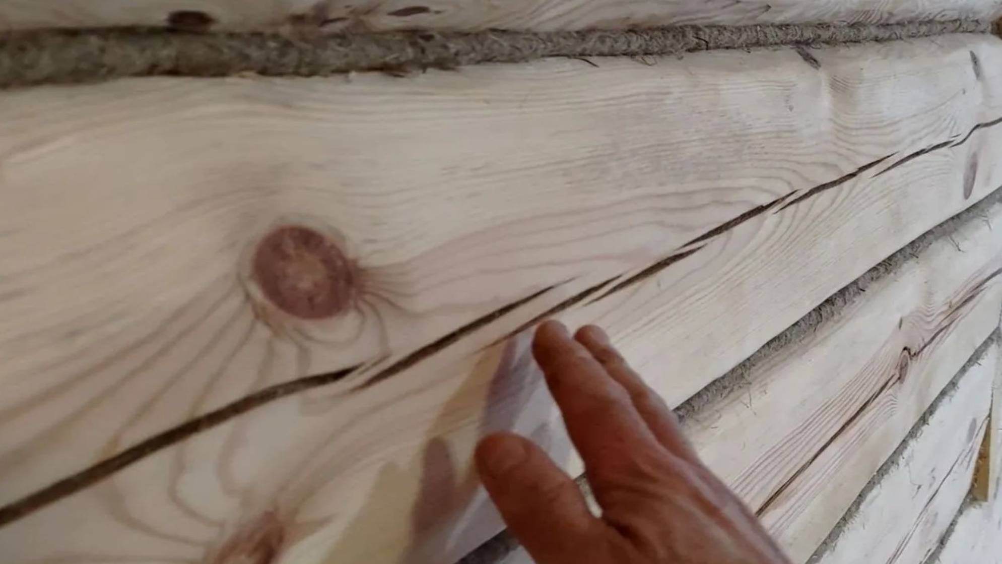 КАК избежать ТРЕЩИН на срубе, почему образуются и что нужно чтобы бревно и брус НЕ РАСТРЕСКИВАЛИСЬ. смотреть онлайн