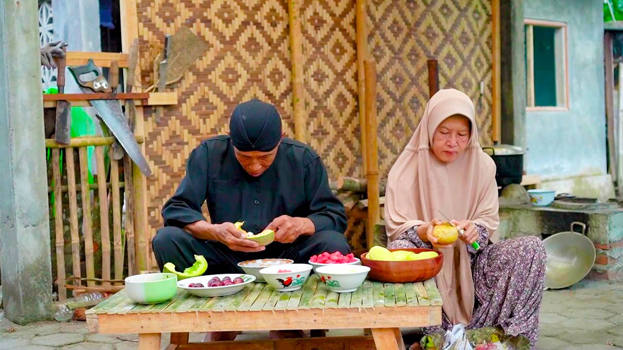 Собираем арбузы в саду, готовим пудинг из фруктов, жареный картофель, маринованные огурцы