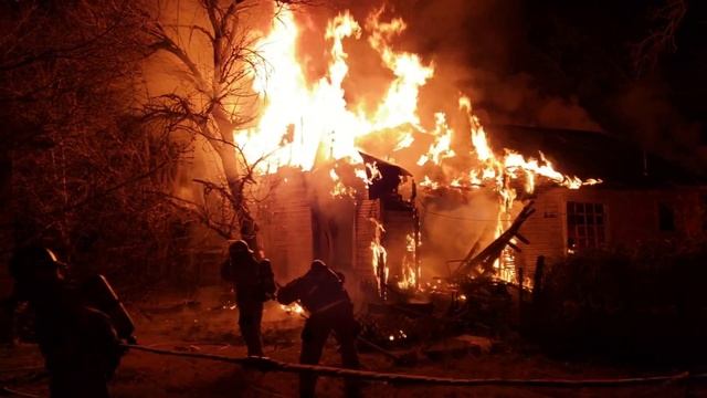 "Tulsa Firefighter Disappears" into the smoke after climbing through window of large Blaze. смотреть онлайн