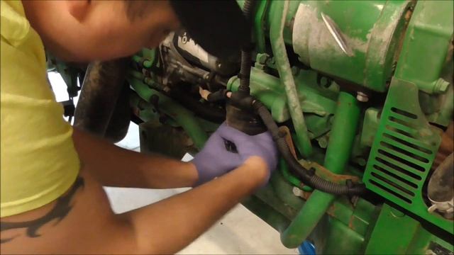CHANGING THE ENGINE OIL ON MY JOHN DEERE смотреть онлайн