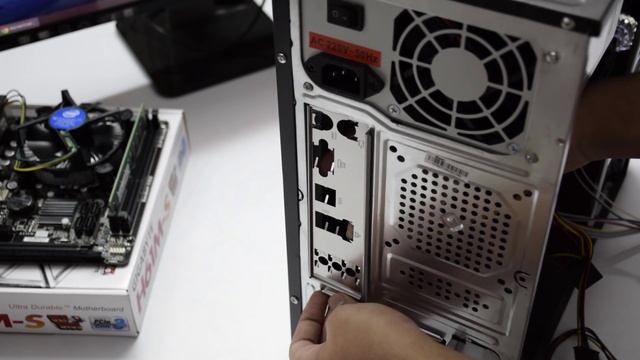 How To Build a Cheap NAS and Set It Up | NAS Build Guide | Early 2015 смотреть онлайн