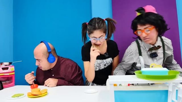 Komik video izle! Okutay ve Cicisu - İskender hamburger hazırlarken maç izliyor! Yemek yapma смотреть онлайн