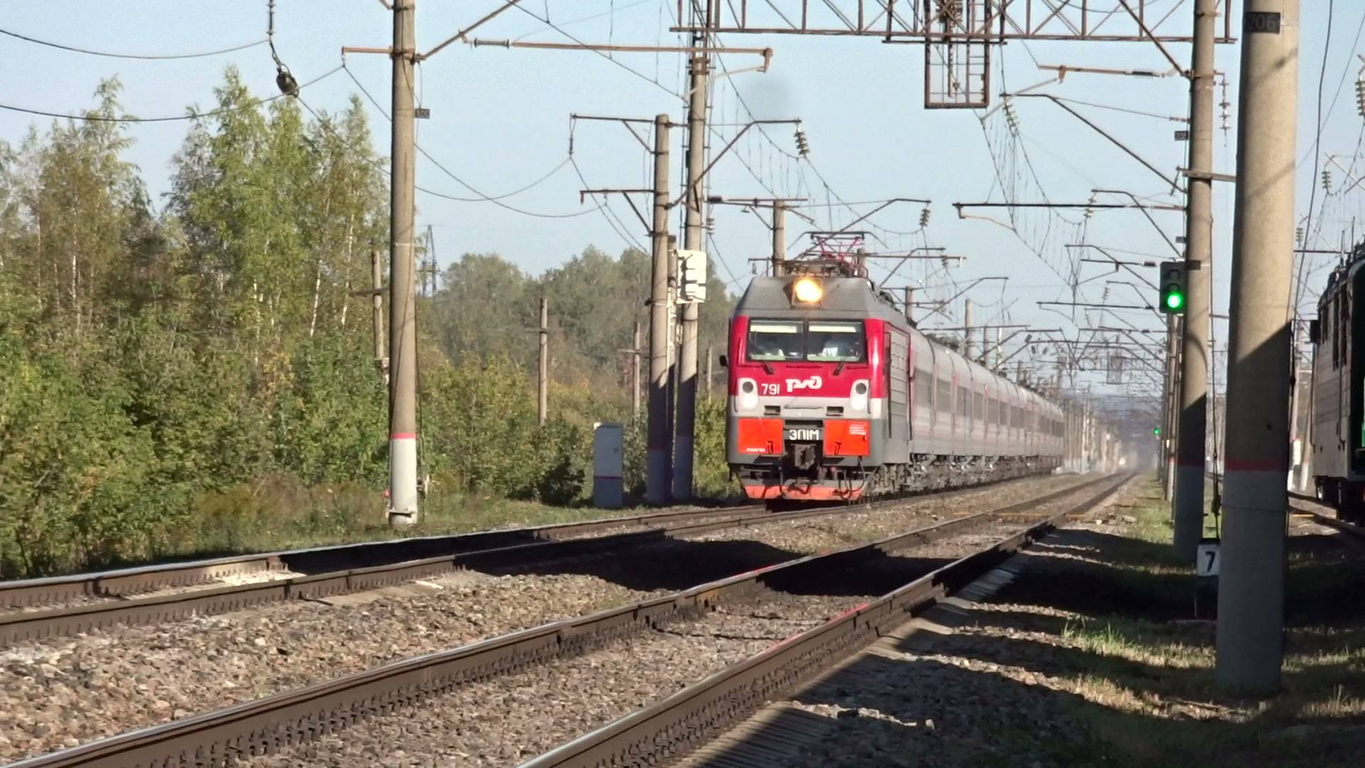 Электровоз ЭП1М-791 с пассажирским поездом №146У Челябинск - Санкт-Петербург смотреть онлайн