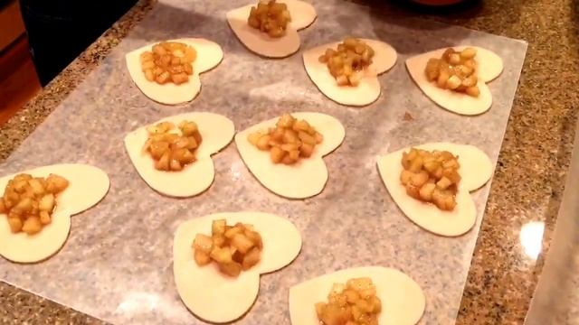 Valentine's Day Apple Pies смотреть онлайн