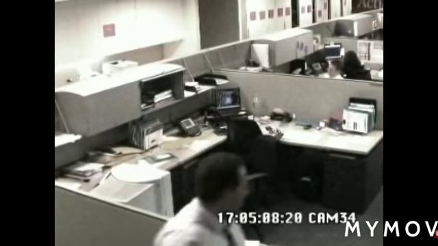 Angry Man Smashes His Windows 95 With A Sledge Hammer смотреть онлайн