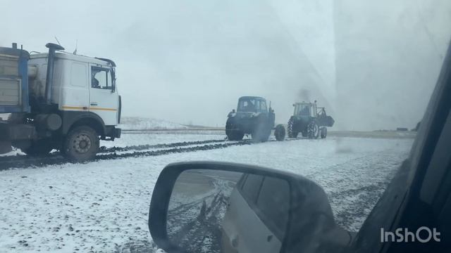 МАЗ-ЗЕРНОВОЗ НЕ ЛЮБИТ ОСЕННЮЮ ГРЯЗЬ. ПОМОГАЕМ ТРАКТОРАМИ. смотреть онлайн