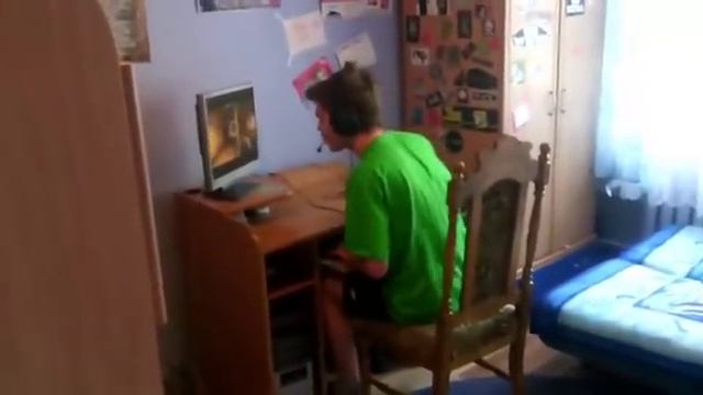 Angry polish gamer throws his pc monitor out of the window смотреть онлайн