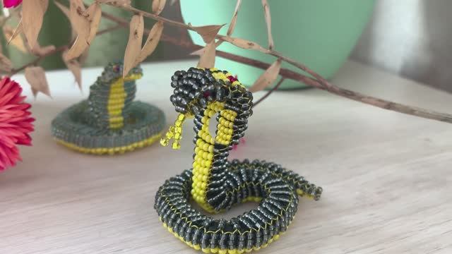 Змея из бисера / бисероплетение / ссылка на мастер-класс под видео смотреть онлайн
