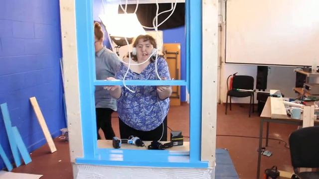 This is me open and closed my old wooden sliding sash window. смотреть онлайн