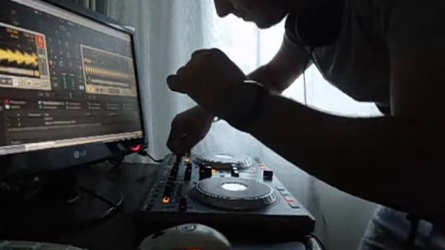 NUMARK MIXTRACK WITH TRAKTOR PRO
