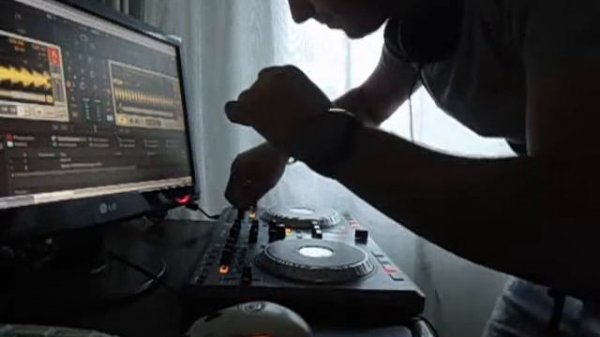 NUMARK MIXTRACK WITH TRAKTOR PRO