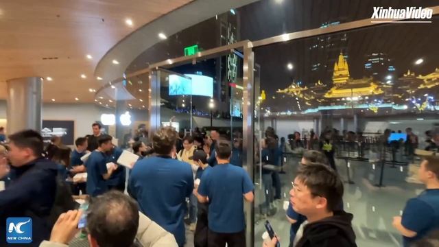 Apple opens largest retail store on Chinese mainland in Shanghai смотреть онлайн