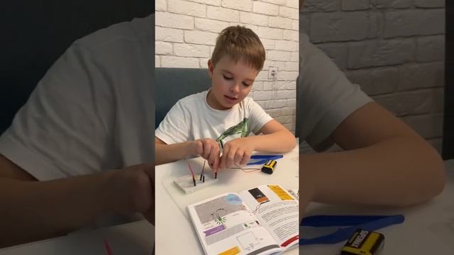 Набор Позитроник. Простейшая электронная цепь!! смотреть онлайн