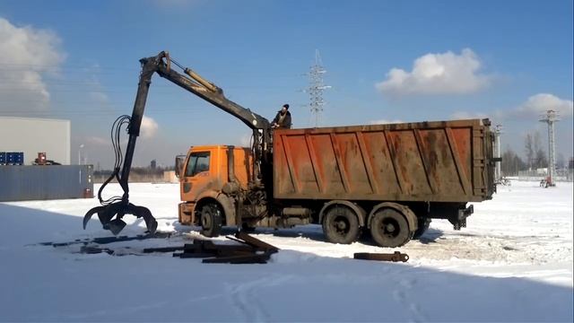 Загрузка металлоломом с помощью манипулятора (ХАПа) смотреть онлайн