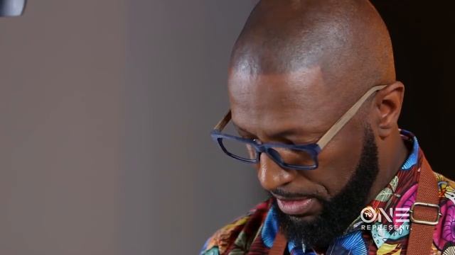 Rickey Smiley Cooks Up A Cheese Lovers Dream; The Mac Attack Mac N Cheese Burger смотреть онлайн