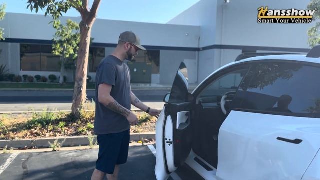 Tesla Model Y / 3 Auto Presenting Doors V2 with Sensors! Automatically Stop! смотреть онлайн