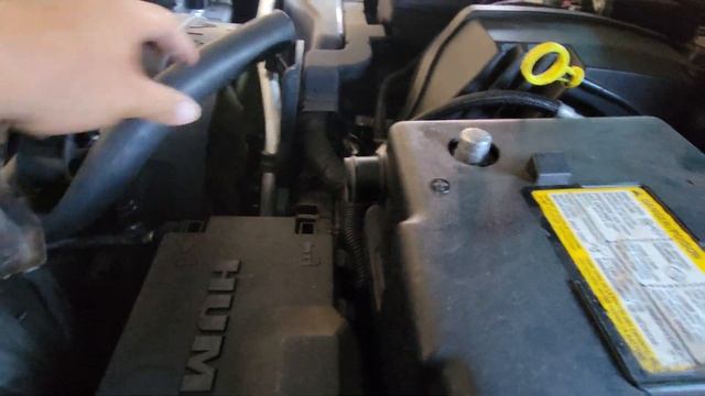 How to: 2006 Hummer H3 Battery Removal смотреть онлайн