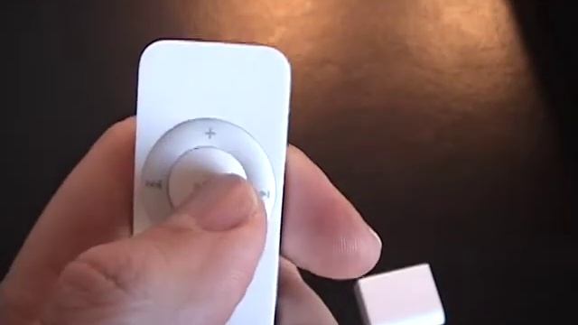 David Pogue reviews the iPod shuffle (NY Times) смотреть онлайн