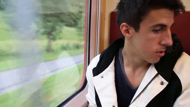 R looks out the window on the train смотреть онлайн