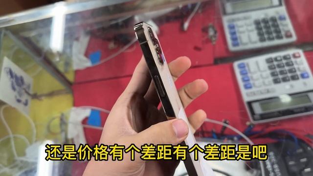 ENG SUB Huaqiangbei market gloomy: Apple iPhone13 Pro Max price plunges, merchants lose thousands смотреть онлайн