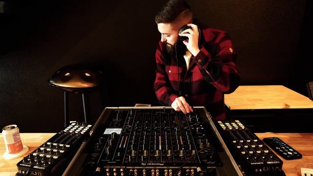 Pazzo Radio 001 - Afro & Melodic House with Chris Limbrick смотреть онлайн