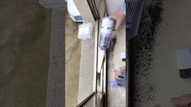 Suck up dirt and grime like a pro with this mini vacuum cleaner - with window cleaning capabilities смотреть онлайн