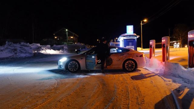Tesla Model S za KOŁEM PODBIEGUNOWYM ❄️ Problemy z zamarzaniem 🥶 смотреть онлайн