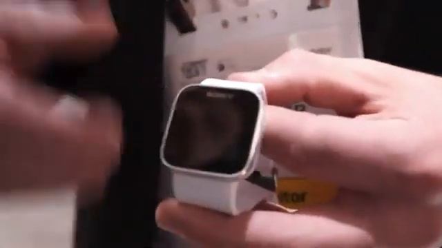 Sony Smartwatch hands-on at CES 2012 смотреть онлайн