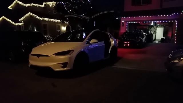 Tesla Model X dances Christmas Tune смотреть онлайн