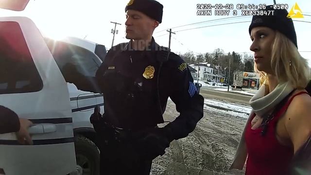 Woman Refuses To Get Out of Stolen Car, Police Pull Her Out смотреть онлайн