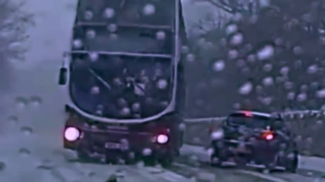 UK | Extreme Snow! - Bus Drifts Round A Car! | Scotland | Red Alert Snow смотреть онлайн