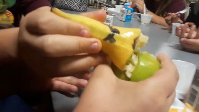 People doing stupid things EP.3 banana and Apple beta смотреть онлайн