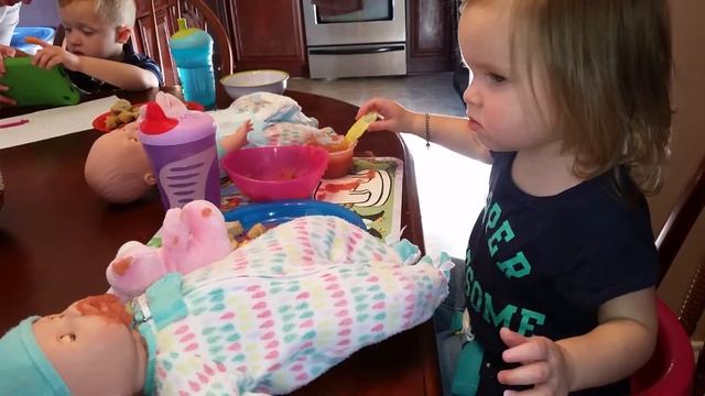 Lillie feeding her baby apple sauce 10/5/15 смотреть онлайн