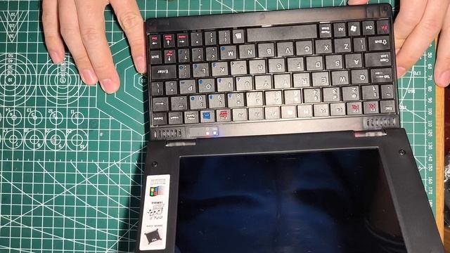 Raw footage unpackaging the engineering edition of Pocket386 смотреть онлайн