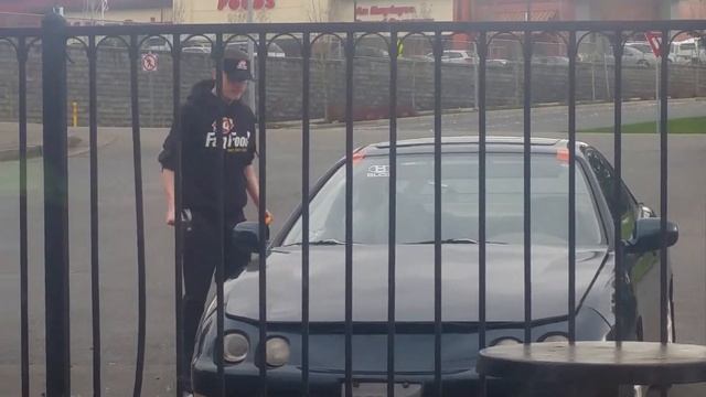 Guy breaks his own window! смотреть онлайн