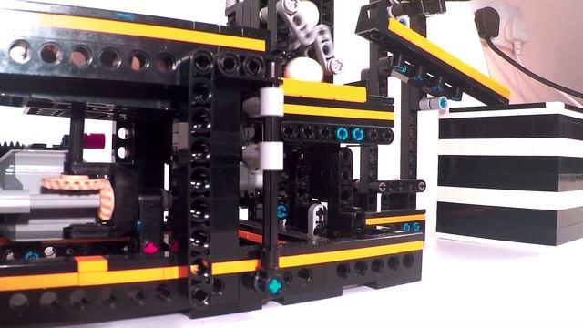 Lego GBC by Pinno: 'Twirly whirly' смотреть онлайн