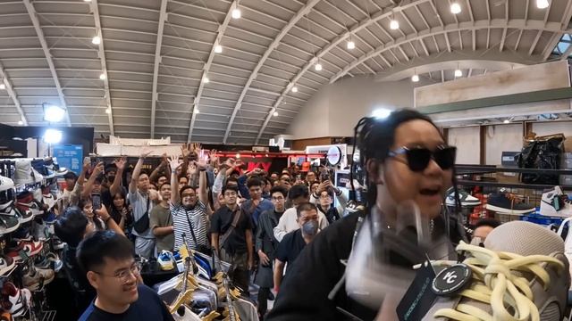 #SneakerVlog | KESERUAN USS YARD SALE! LEMPAR SEPATU SAMPE KESELEO! смотреть онлайн