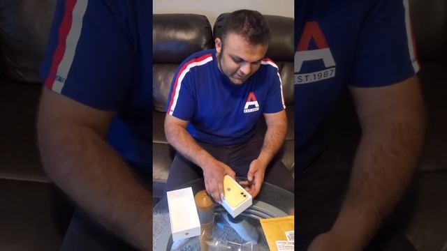 Iphone 11 Yellow Professional Unboxing смотреть онлайн