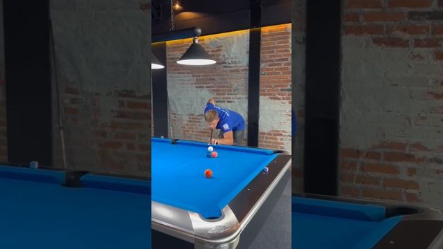 Шар перепрыгивает другие шары. Джамп в бильярде смотреть онлайн