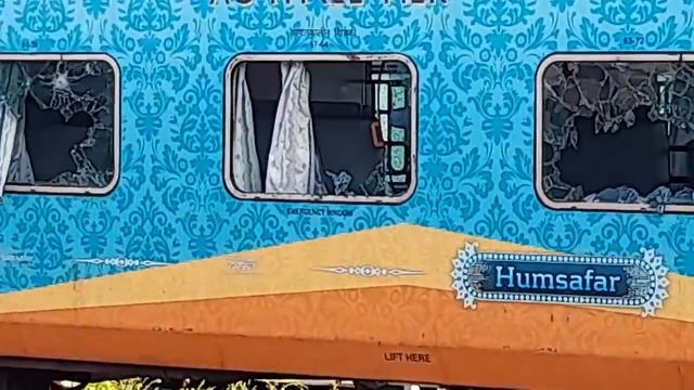 Window Glass of Train Are Broken at santragachi, Howrah.... смотреть онлайн