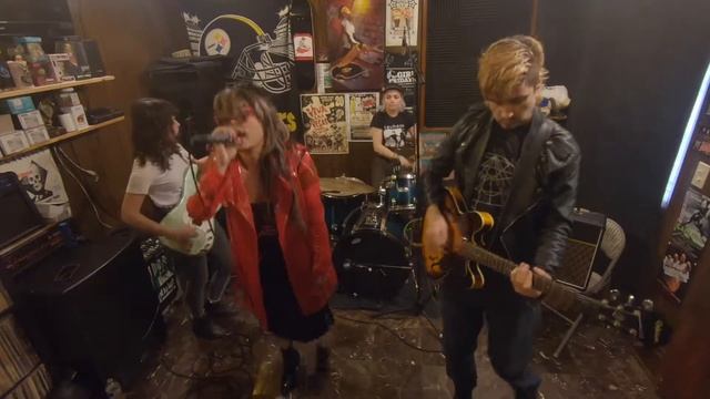 The Tissues - "My Body My Mind" | Live @ MoonKILL Radio смотреть онлайн