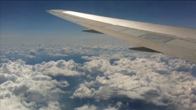 Iphone 4 music video - Flying into the clouds - Oliver Lafci смотреть онлайн