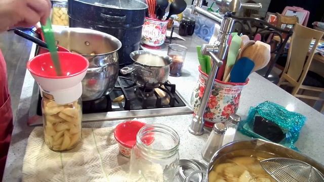Water Bath Canning Apples // Jeni Gough смотреть онлайн
