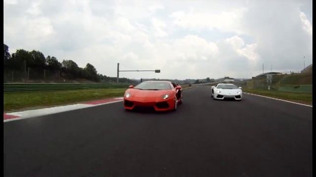 Lamborghini Aventador LP 700-4: White vs Black vs Red смотреть онлайн
